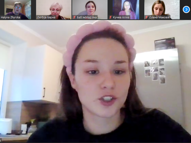 Стасів Юлія поєднувала педагогічну практику в школі з роботою в лабораторії на підприємстві.